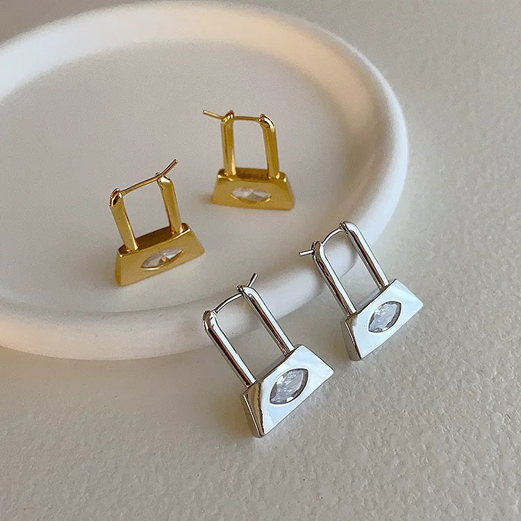 ROMANCE LOCK EARRINGS